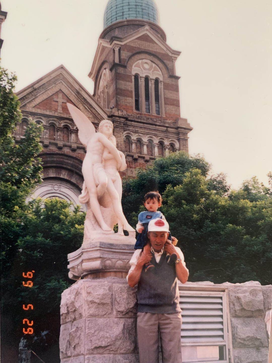 宋祖儿与姥姥旧照曝光 眉眼清秀俏皮可爱