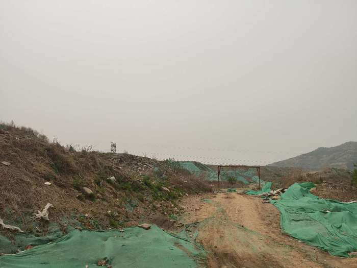 【啄木鸟在行动】市中区十六里河街道南康而村附近渣土未覆盖