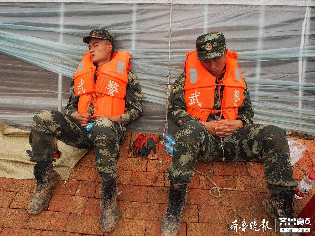 致敬！这是潍坊寿光张僧河抢险救援现场最甜的睡眠