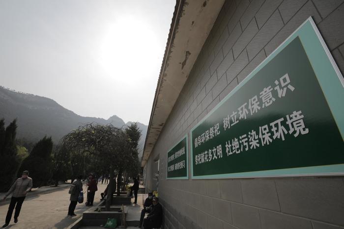 祭祀献花寄哀思 今日清明更文明