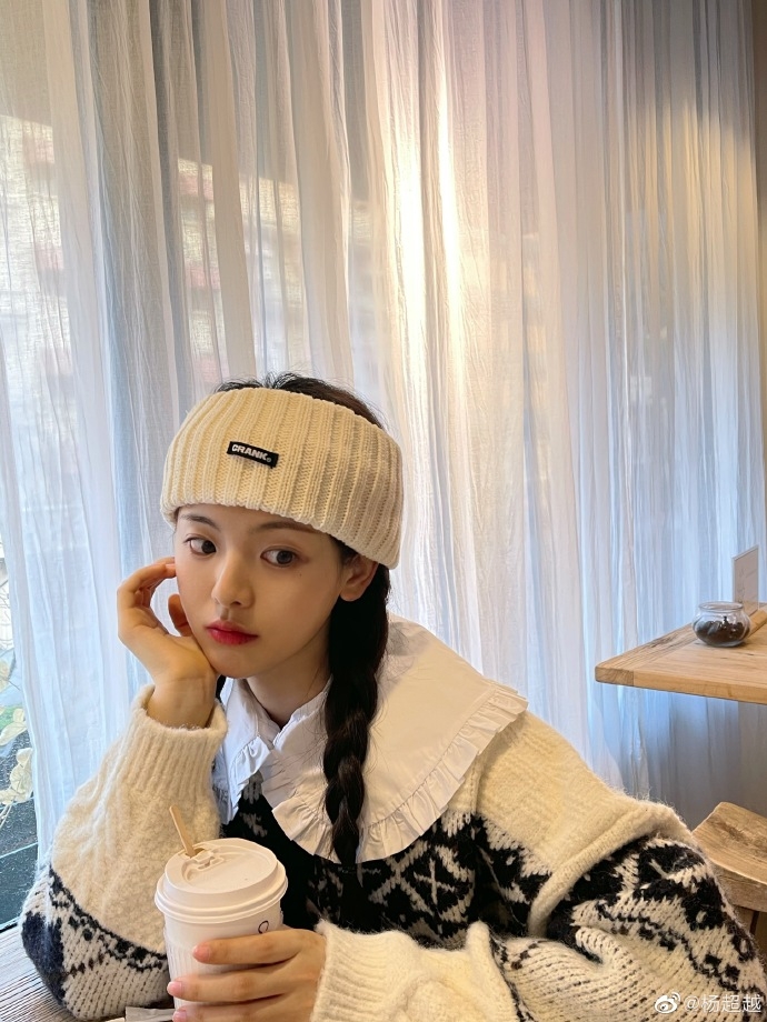 杨超越梳双麻花辫俏皮可爱 对镜嘟嘴卖萌青春洋溢