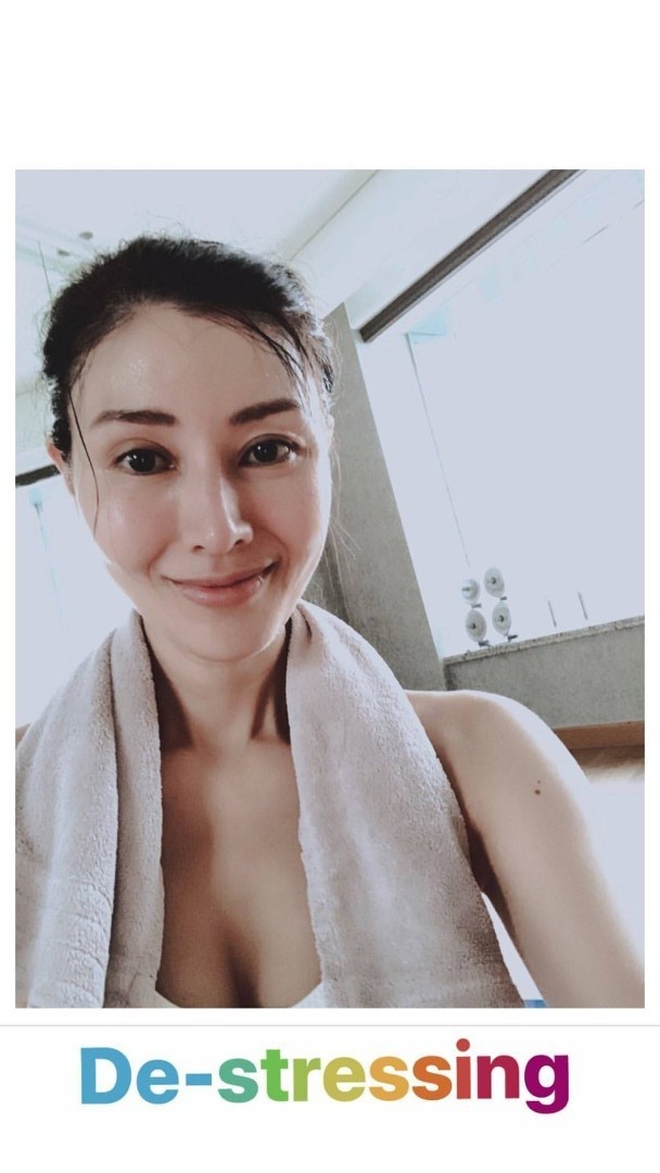 48岁李嘉欣健身晒照 穿小背心脸色红润保养得宜