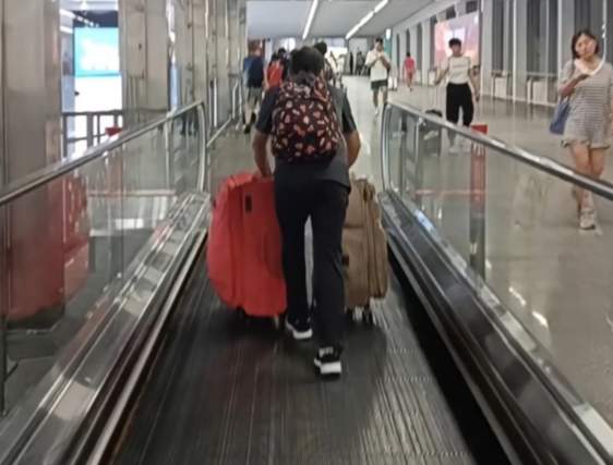 从县城出国看女儿，这对不懂英语的山东父母看哭很多人