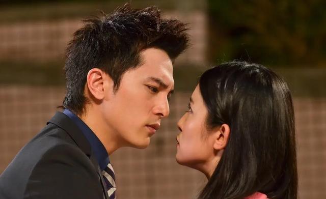 张钧甯|38岁邱泽现身名媛生日宴，身材发福和靓女嗨聊不停