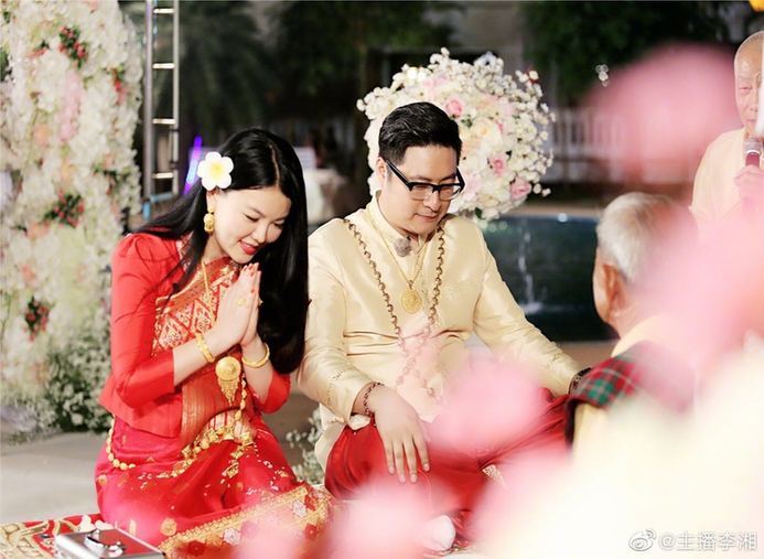 李湘|李湘又叒叕秀恩爱 晒婚礼旧照力证夫妻感情如初