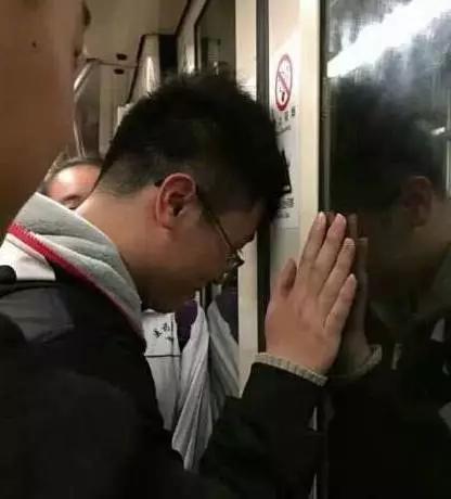 被卡住的风衣和上班，她选择了后者！一件风衣就独自坐地铁到终点