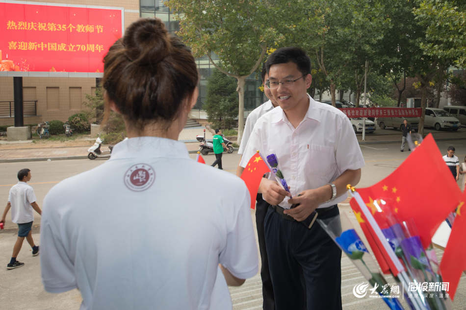 鲜花、快闪、2米长的蛋糕……山东一高校学生共祝老师节日快乐