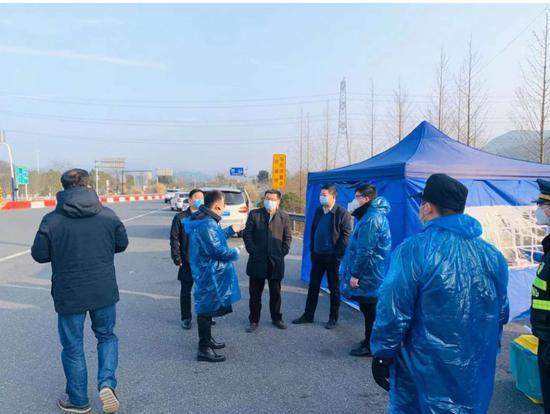 扛起党旗，他们走在疫情防控斗争第一线