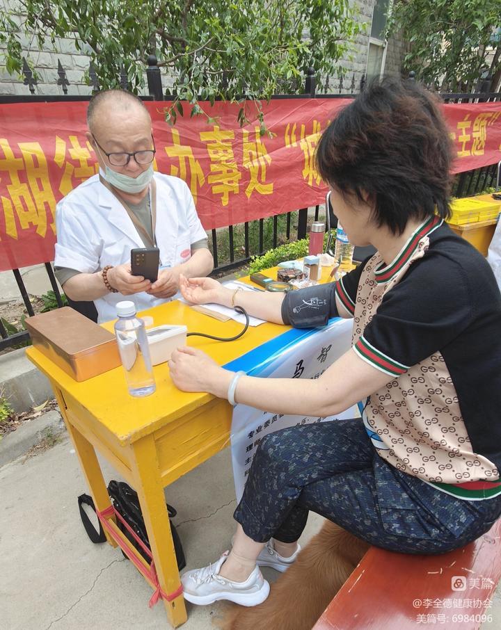 送健康“暖人心”！济南市健康保健行业协会义诊活动走进美里湖街道绿岛颐年苑社区
