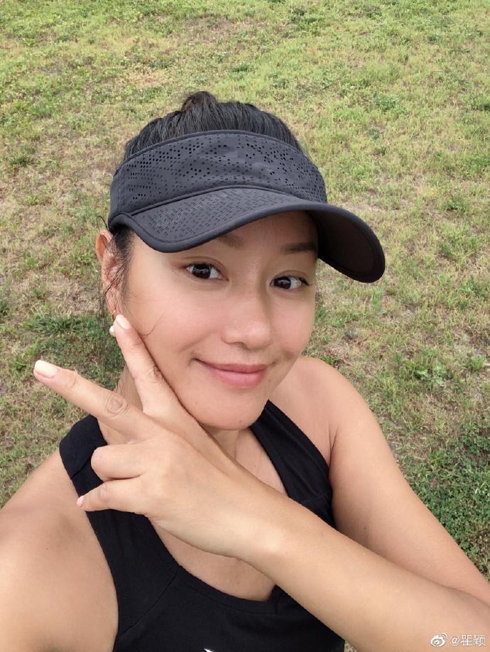 48岁瞿颖无修图身材发福明显，皮肤坑洼颈纹深，网友：女神变大妈