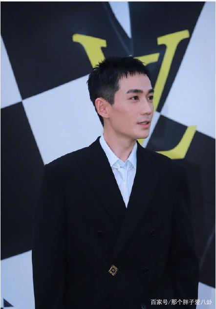 吴亦凡背两米高玩偶走秀|吴亦凡背两米高玩偶走秀是怎么回事?终于真相了,原来是这样!