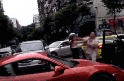 “我像个人人喊打的强盗”保时捷女司机首发声：车子是三手的