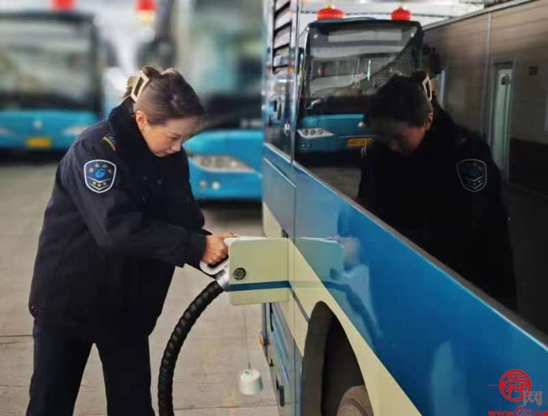 首次握上充电枪，绿色出行献力量一一济南公交集团南部公司山东剧院场站充电桩正式启用