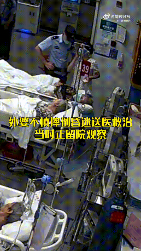 “看！我儿子在里面救火呢”父亲偶遇消防员儿子出警，满脸自豪