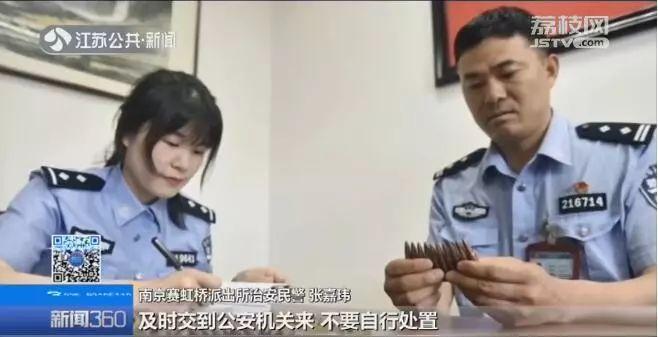 搬迁发现50年前的黑皮包，打开一看全是…快报警，不然违法！