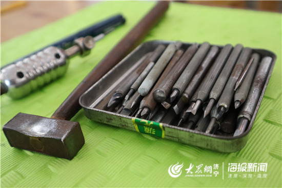 这就是山东丨刻瓷人“敲砖”20年刻坏5千余把雕刻刀