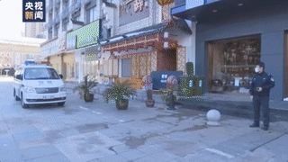 “渴的时候含一口水再吐掉” 他们这样在方舱医院执勤