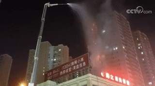 沈阳居民楼大火消防通道被堵！疑似堵路者：楼上着火跟我有关系吗