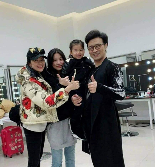 汪峰14岁大女儿近照曝光,打扮比多多还成熟! -