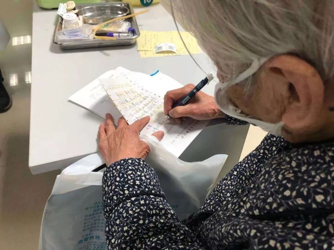 64岁儿子确诊感染，90岁母亲给他写下字条“儿子，要坚强”