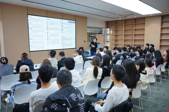 西城新媒体电商直播基地走进校园 开展新媒体电商培训活动