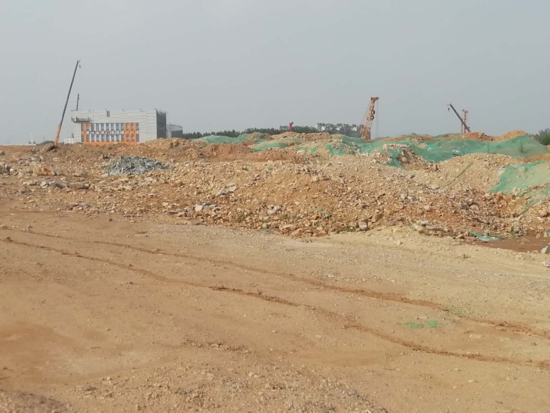 【啄木鸟在行动】章丘区  工业五路与世纪大道交叉路口路北附近有渣土未覆盖