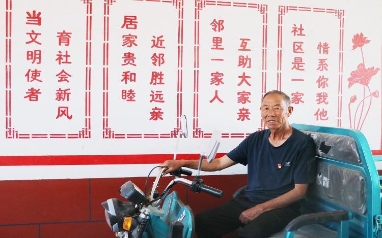 子承父业、代代相传，山东这位老人义务守护2位无名烈士墓60余载