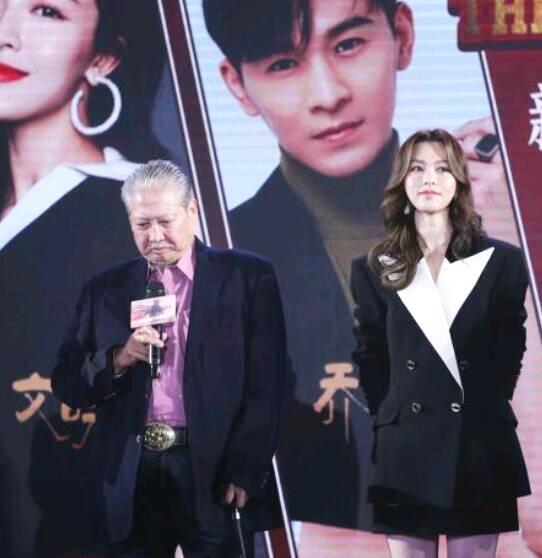 67岁洪金宝近照曝光，须发皆白拄拐亮相，昔日功夫巨星如今这样了