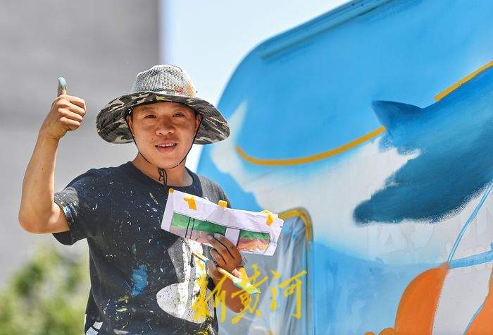济南90后聋哑墙绘师庞治才:给生活铺上绚丽的色彩