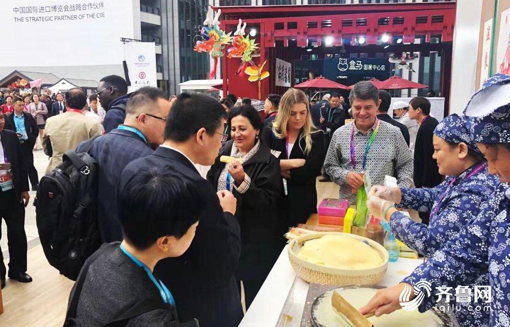 山东非遗及老字号匠心优品集中亮相进博会 倍受海内外客商追捧