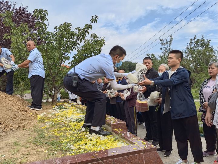 济南市玉函山安息园举行生态葬 95位逝者与花长眠