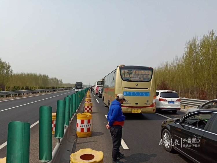 青银高速一路段发生拥堵，司机下车等待