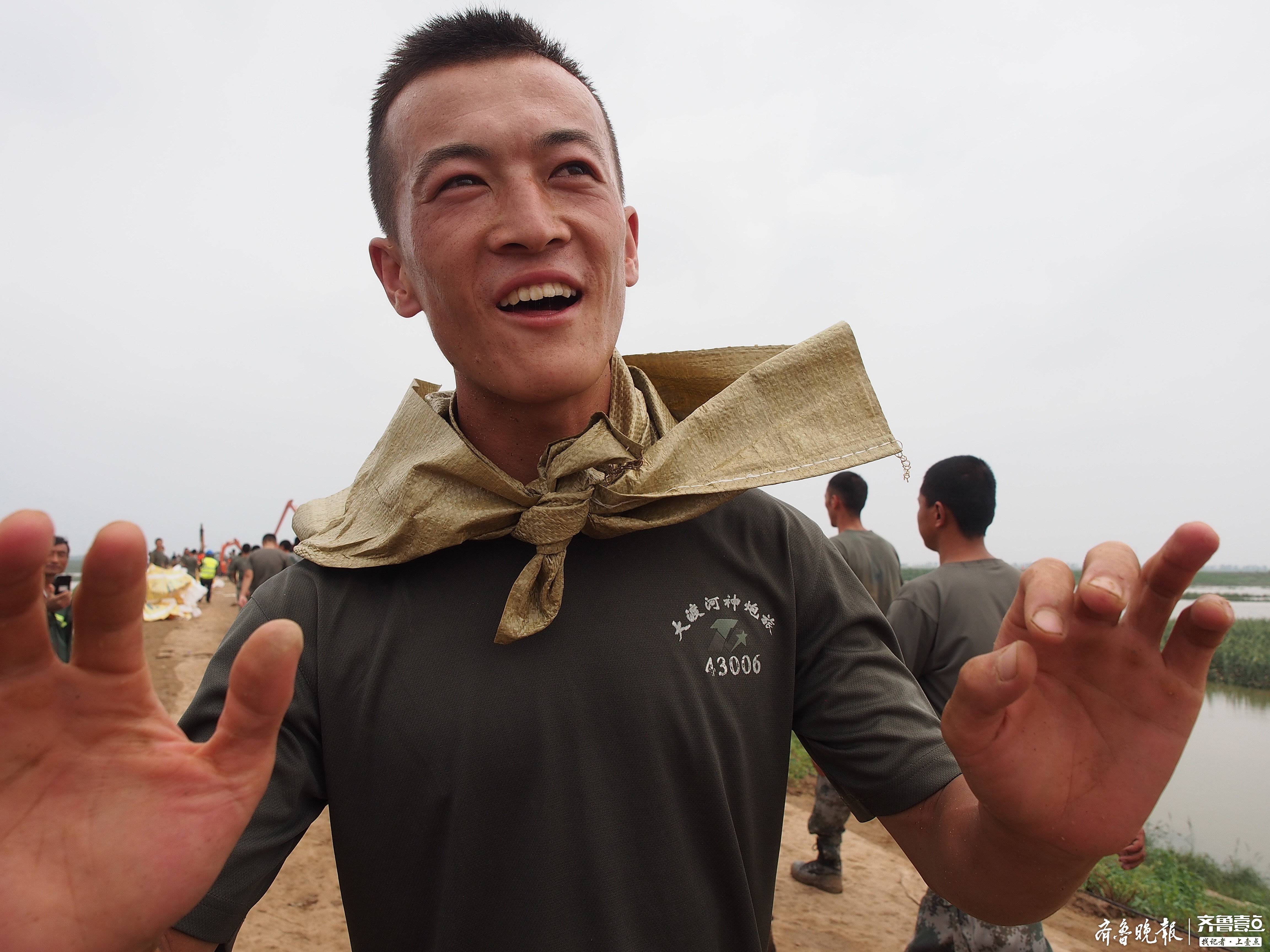 半天背一吨沙袋！寿光张僧河救援现场他们有最坚硬的脊梁！