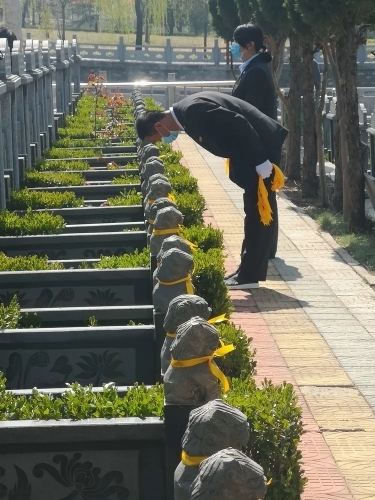 济南市嬴城蟠龙山公墓举行清明代祭扫公祭活动