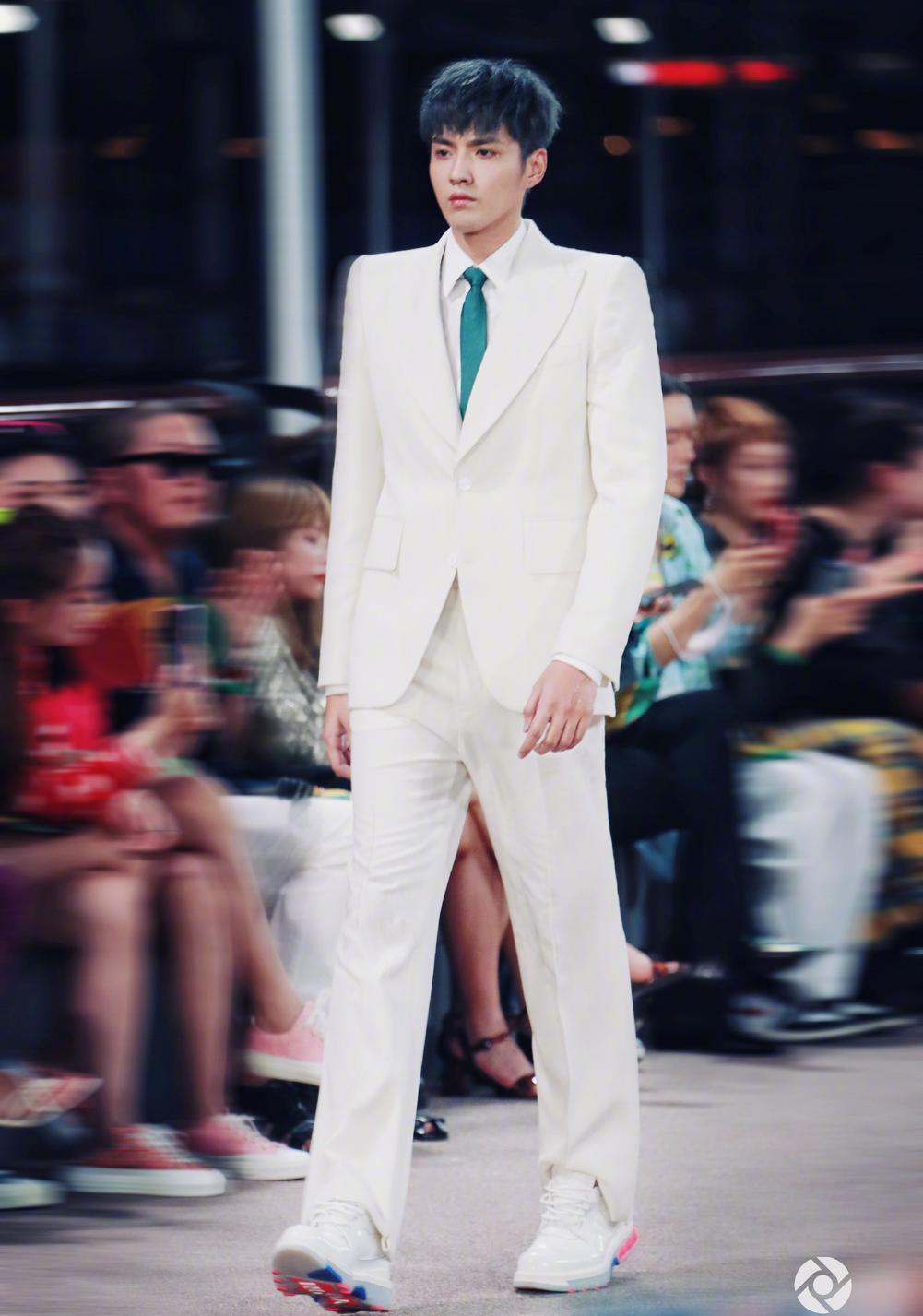 吴亦凡背两米高玩偶走秀|绝了绝了!吴亦凡背两米高玩偶走秀尽显反差萌