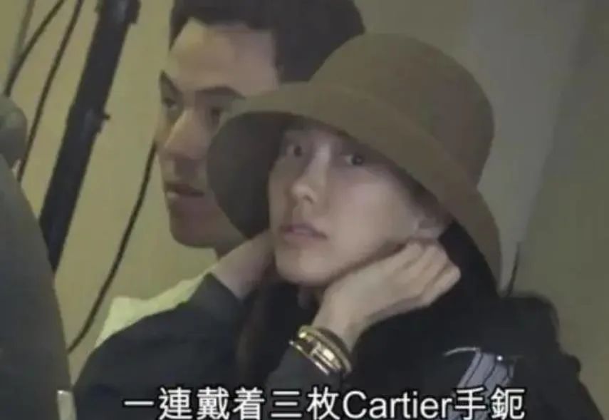 何猷启|何猷启前妻回娘家贵妇不再…带俩女儿睡大巴，自曝眼睛已哭肿