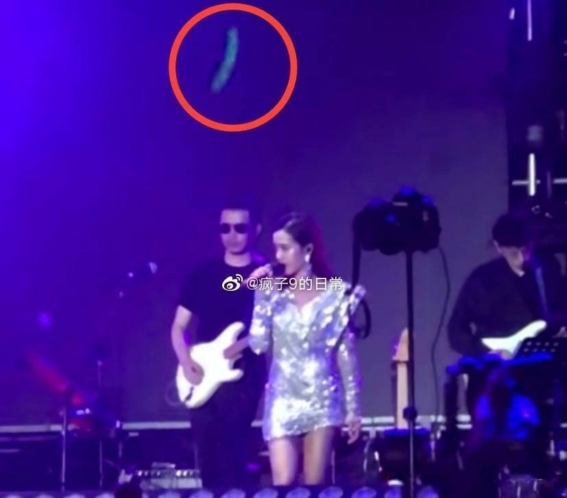 蔡依林表演期间被激光笔照射 闭眼敬业完成演出