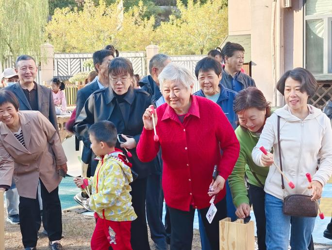 太治愈！“老小孩”走进幼儿园与萌娃共度重阳