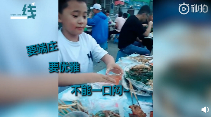 瞬间不香了！小学生吃烧烤隔壁桌坐着班主任，网友：撸串的快乐没了