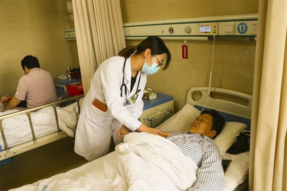 你救人的样子真美！车祸现场5人倒在血泊中，身怀六甲的她冲了上去