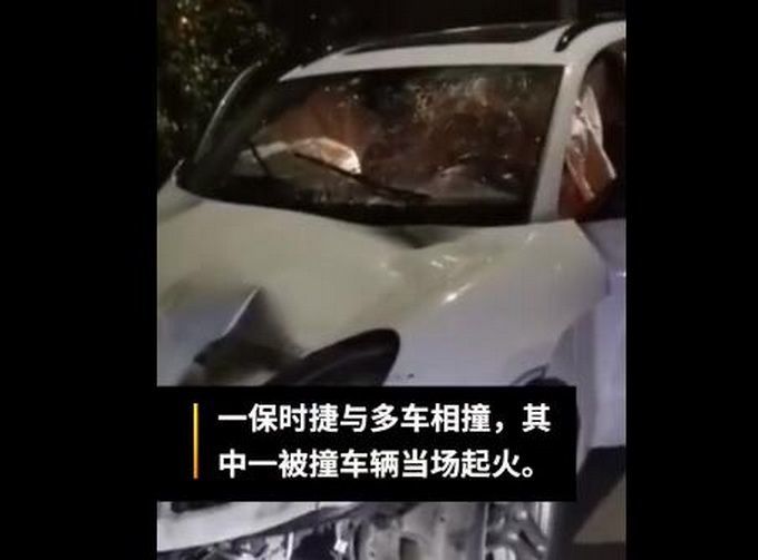 佛山警方通报保时捷与多车相撞，2人死亡包括一23岁女子，司机已被控制