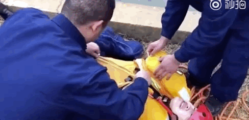 这一幕，让围观阿姨心疼连叫“我的娃儿！”