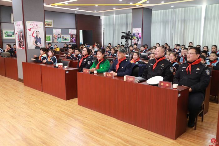 交通宣传学雷锋 志愿服务我先行 ——济南市纬二路小学学雷锋文明交通志愿服务活动