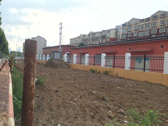【啄木鸟在行动】铁厂北路东都尚城北门对面区域有大片裸土
