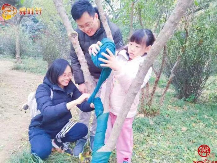 舜时针粉丝共探冬藏奥秘 百花公园植物保护在行动