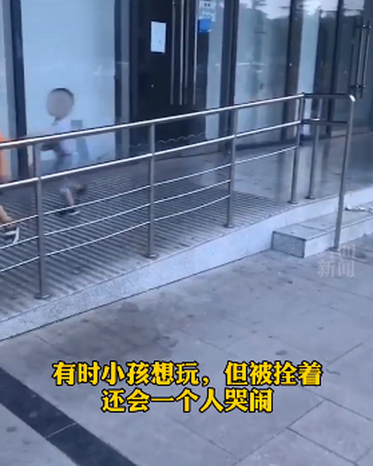 迷惑行为?女子为跳广场舞将孩子拴防护栏 网友：孩他爹呢？