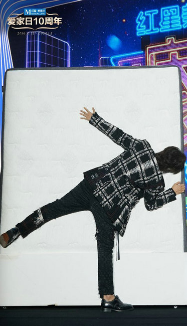 笑出鹅叫！罗志祥现身“床欢派对”，大秀“奇葩”睡姿