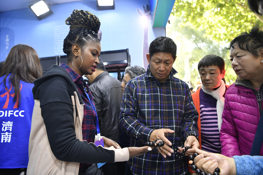 俄罗斯套娃、德国啤酒、韩国化妆品...买买买！来济南大明湖逛“国际大集”