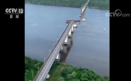 渡轮撞断桥墩 两车落水伤亡人数不明已展开搜救