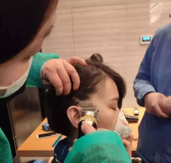 【湖北救援日记】为了战疫，我们甘愿变“丑”！